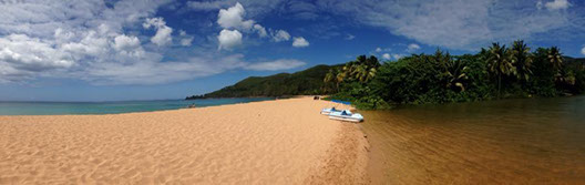 Panorama du site ou se déroule les activités proposés par MKG Centre Nautique sur la plage de Grande-anse Deshaies en Guadeloupe