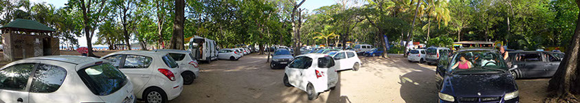 Parking de la plage de Grande-Anse Deshaies en Guadeloupe, devant MKG Centre Nautique