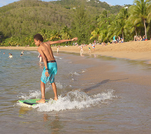 Surfez sur le bonheur en skimboard ! sur le reste des petites vagues ou dans la houle selon la météo 