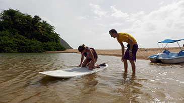 Avant de partir pour aller dans la mangrove, notre équipe vous expliquera comment on fait du stand-up paddle, du kayak et du pédalo